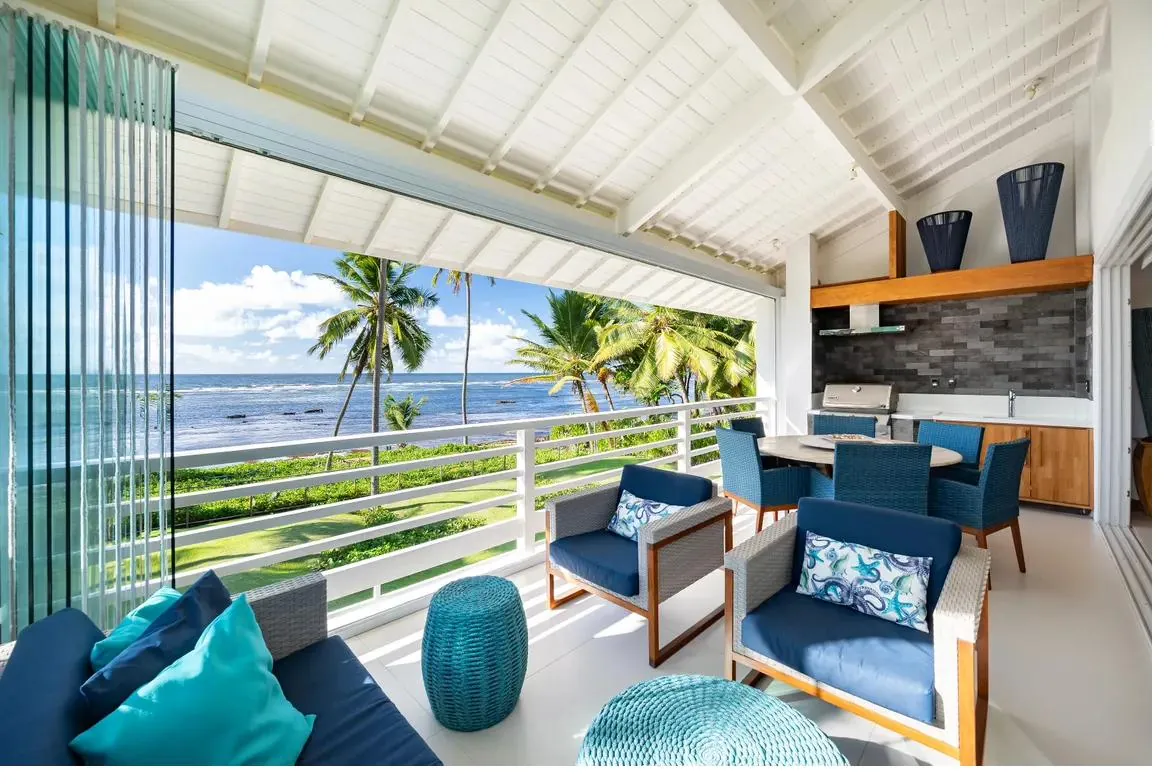 Apartamento duplex com varanda gourmet e vista mar em Praia do Forte