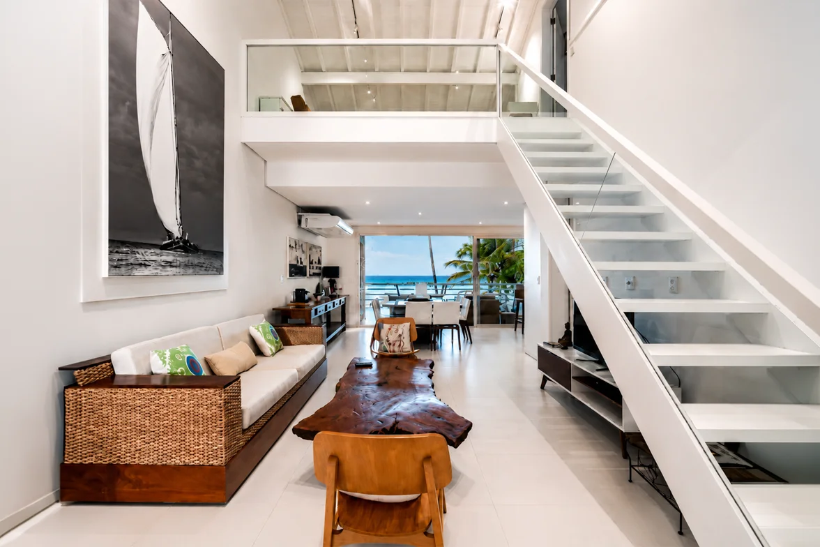 Apartamento vista mar com quatro suítes e mezanino em Praia do Forte