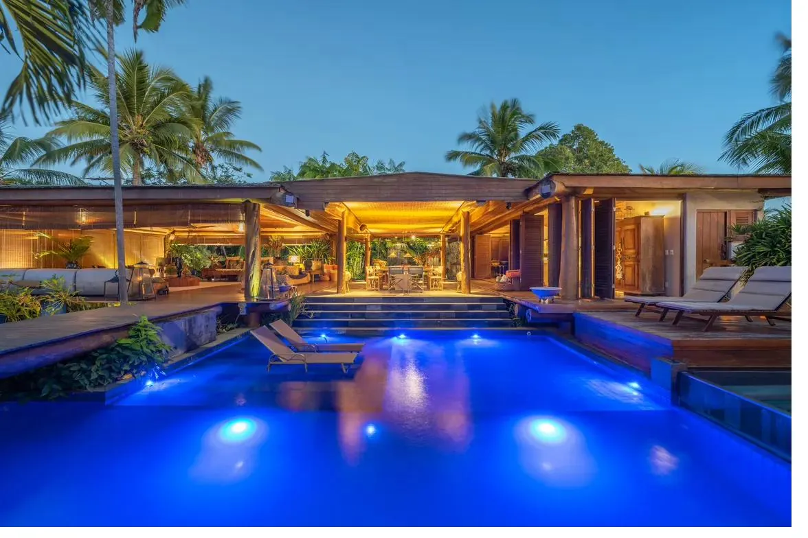 Casa em condomínio com piscina e área externa ampla em Praia do Forte