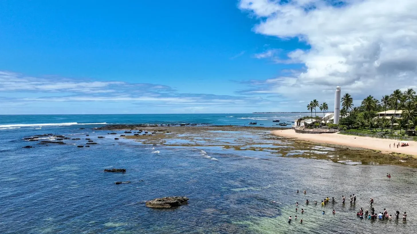 Farol de Praia do Forte e piscinas naturais na Bahia