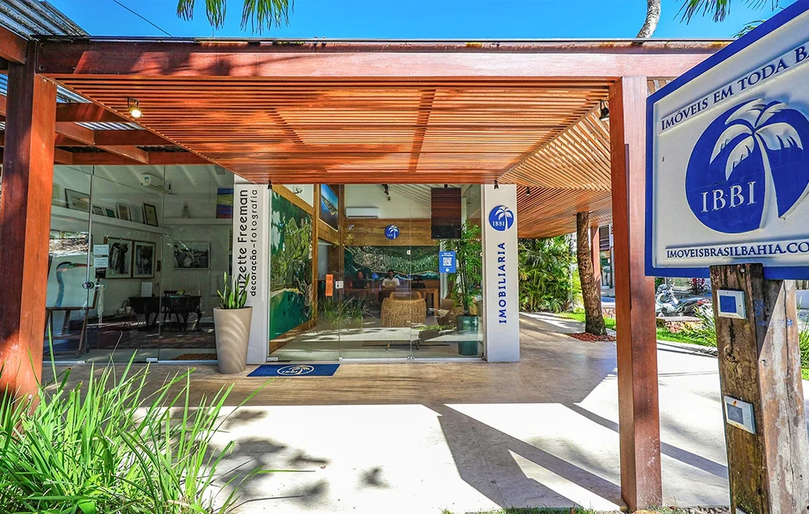 Varanda com piscina e vista para jardim tropical em Praia do Forte